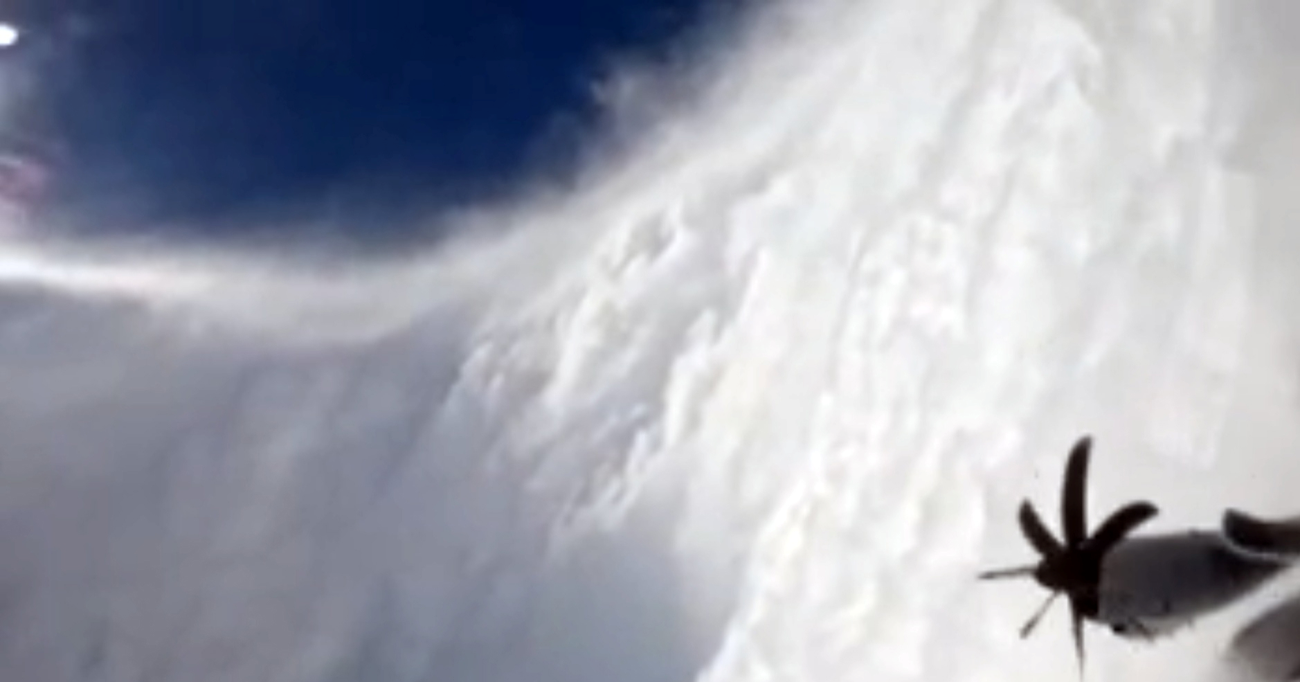 Američki vojni avion uletio u oko uragana kod Jamajke. Pogledajte snimku