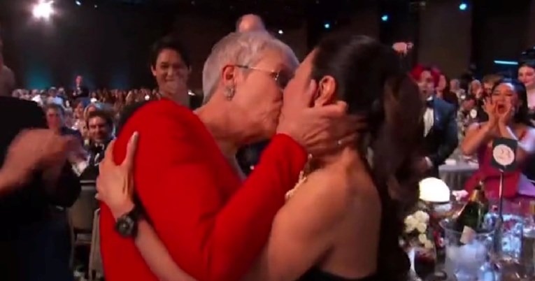 Neobičan potez: Jamie Lee Curtis na dodjeli nagrada poljubila glumicu u usta