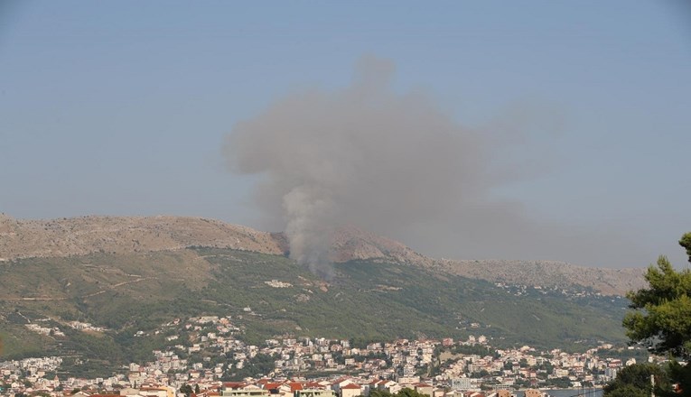 VIDEO Požar u Podstrani, gori na brdu iznad hotela Lav