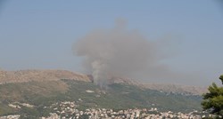 VIDEO Buknuo požar na brdu u Podstrani, gase ga vatrogasci i dva kanadera