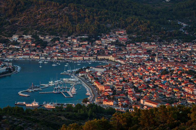Vela Luka dosta diže naknade za novorođenčad i stalna mjesečna naknada