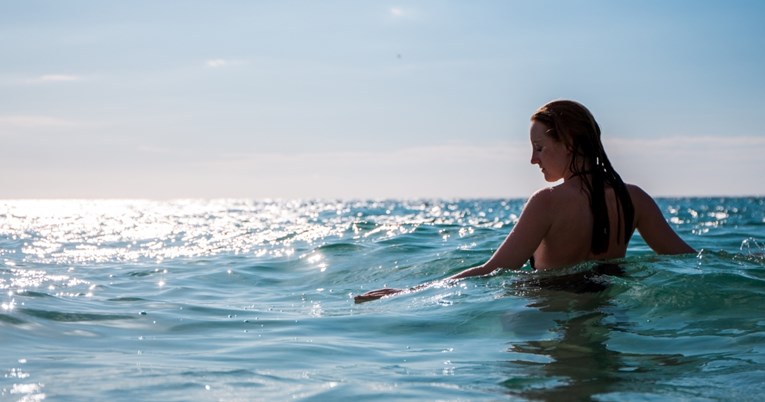 Zašto kupači u Jadranskom moru osjećaju peckanje i svrbež dok plivaju? 