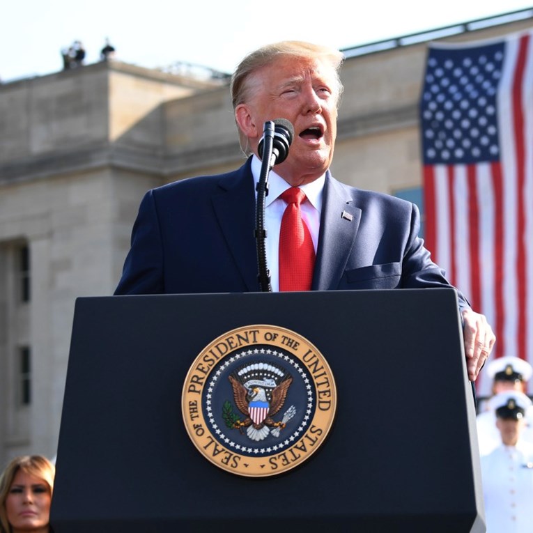 Trumpov anonimni prijatelj donirao 130 milijuna dolara Pentagonu. Demokrati zabrinuti