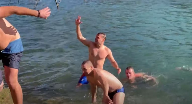 Draško Stanivuković plivao u ledenom Vrbasu "za časni krst"