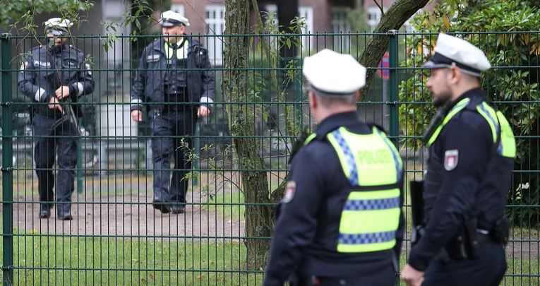 Policija u Hamburgu prekinula koncert zbog kršenja mjera