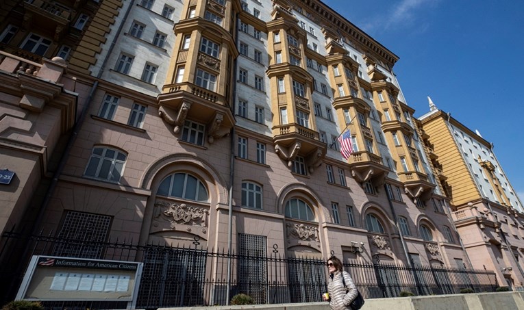 Američko veleposlanstvo u Moskvi smanjuje konzularne usluge