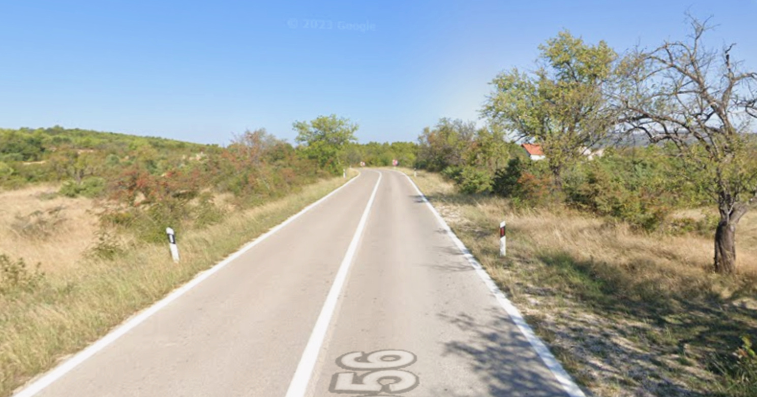 Auto u Bribiru sletio niz kameni nasip i udario u zid. Troje ozlijeđenih, jedan teže