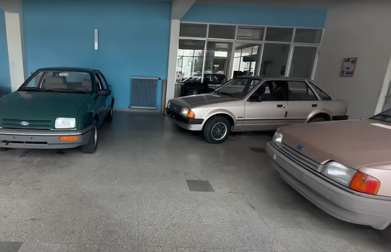 VIDEO U ovom Fordovom salonu vrijeme je stalo: Escorti i Sierre još čekaju kupce