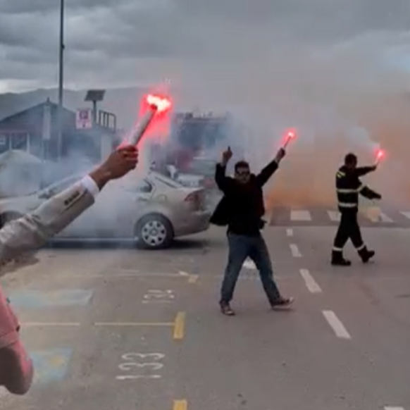Čiovski vatrogasci bakljama i sirenama proslavili ženidbu kolege, pogledajte video