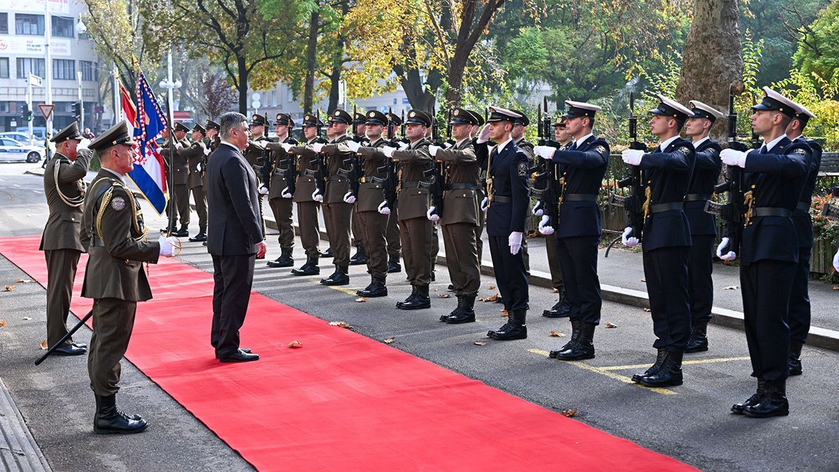 FOTO Milanović okupio vojni vrh, prostrli mu crveni tepih