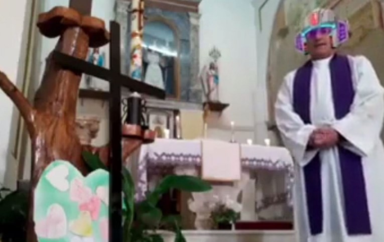 VIDEO Svećenik prenosio misu uživo, slučajno upalio filtere i postao hit