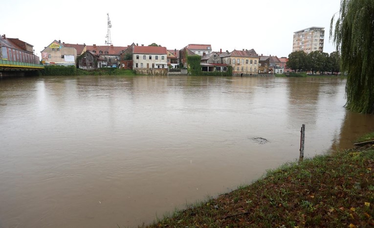 Kupa u Karlovcu nakon 14 sati prestala rasti. I dalje postoji rizik od poplava