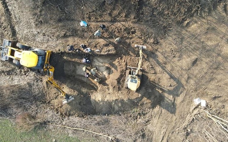 FOTO Uz cestu kod Vukovara nađeni posmrtni ostaci