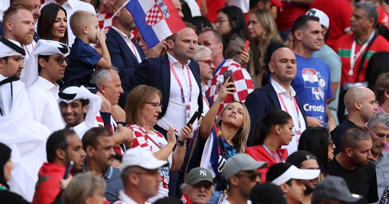 Modrićeva sestra snimala selfije na stadionu, mama je izgledala prilično zabrinuto