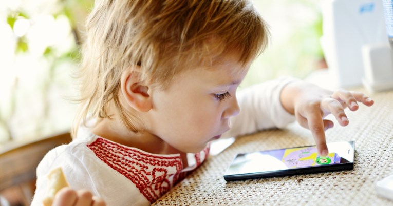Dajete djetetu mobitel da ga smirite? Psihologinja nam otkriva zašto je to greška