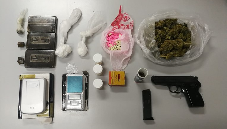 Kod muškarca iz okolice Splita u stanu pronađeno više vrsta droge, nađen i pištolj