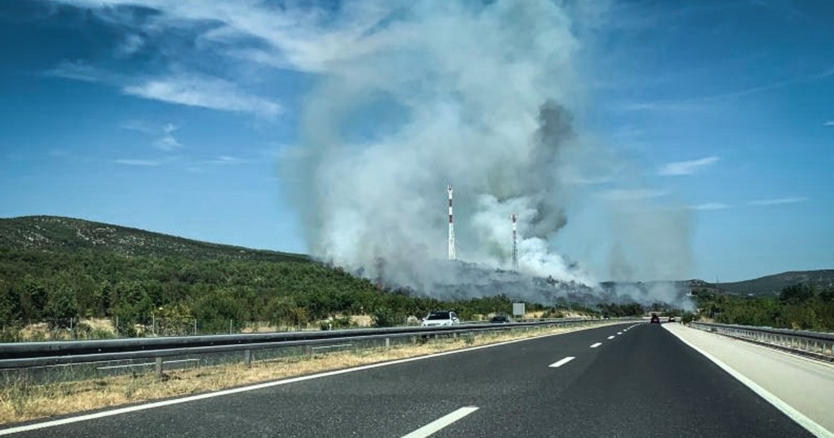 FOTO I VIDEO Planuo požar uz autocestu A1, dignuta tri aviona