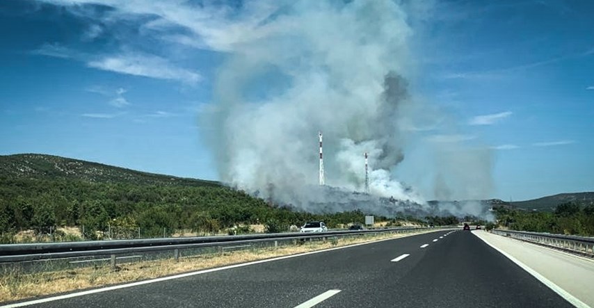 FOTO I VIDEO Planuo požar uz autocestu A1, dignuta tri aviona