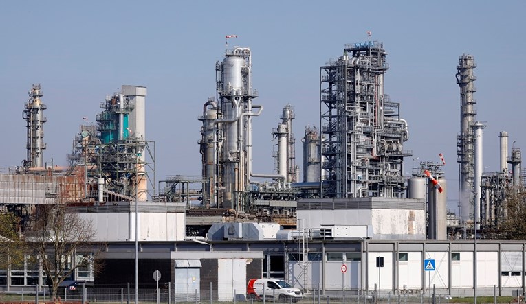 Slovačka rafinerija će zbog sankcija obustaviti izvoz Češkoj, Austriji i Poljskoj