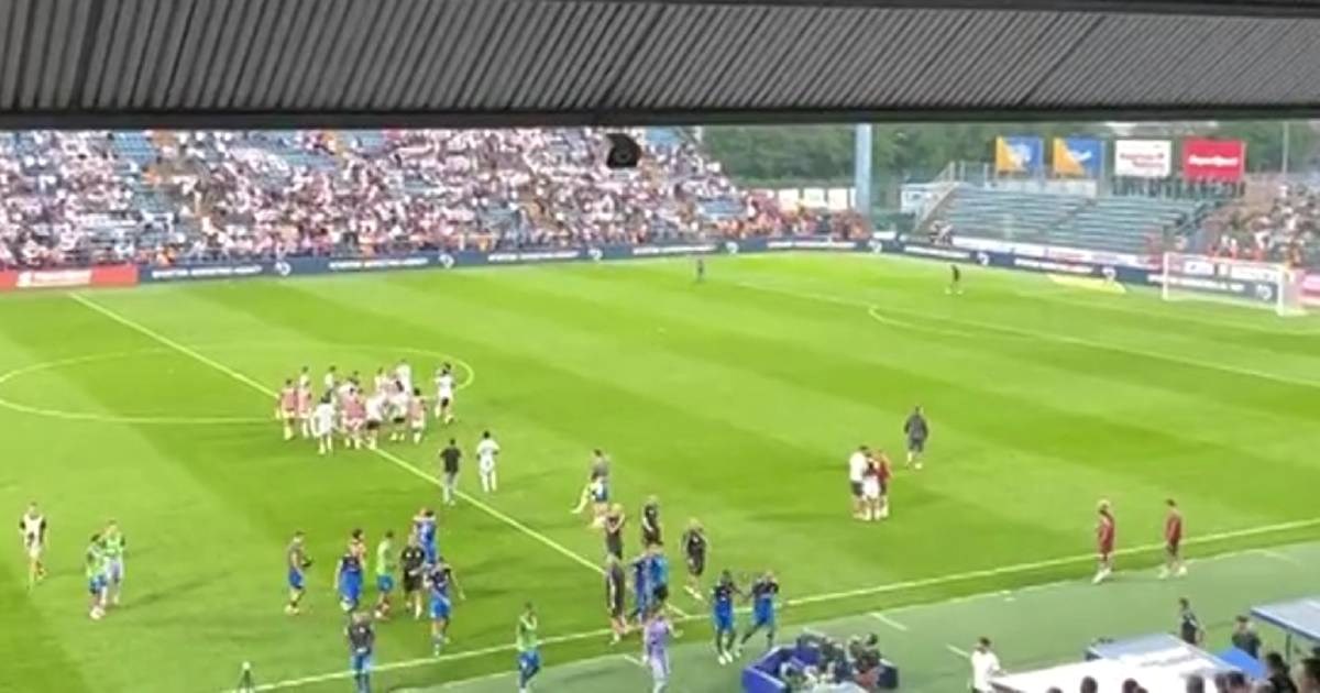 Pogledajte kako su igrači Hajduka pozdravili Torcidu s centra igrališta