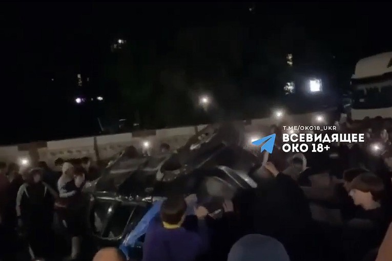 VIDEO Neredi u Lavovu tijekom mobilizacije, prevrnut vojni auto