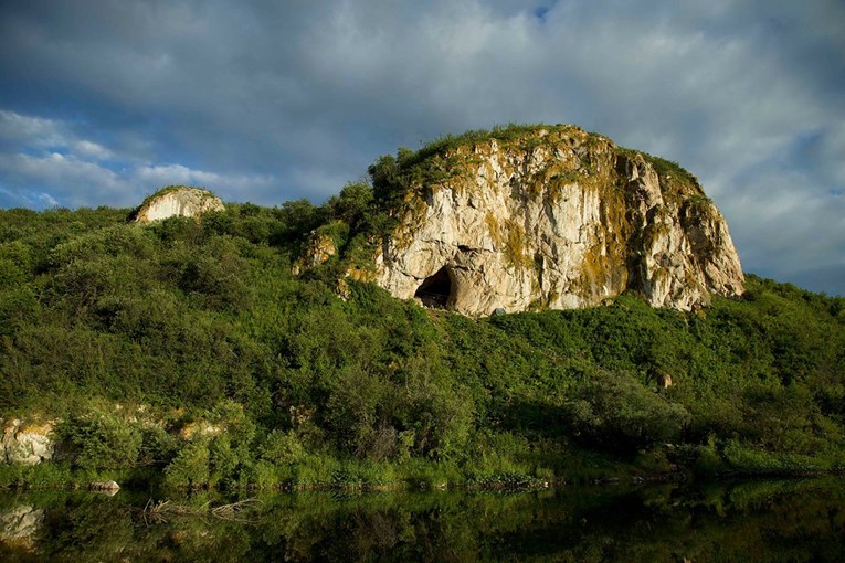 U ovoj pećini u Sibiru otkriven je prvi obiteljski portret neandertalca