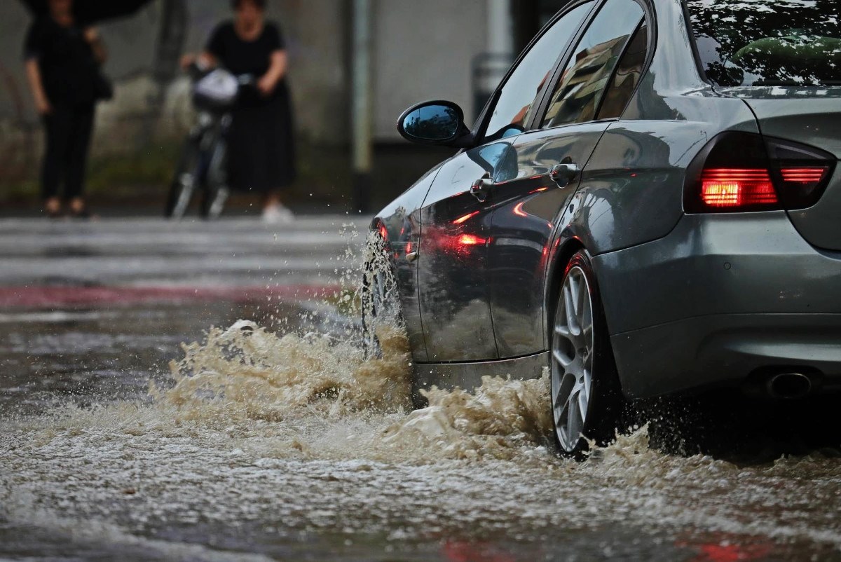 Nevrijeme pogodilo Osijek. Poplavljene ceste i podrumi, vjetar rušio stabla