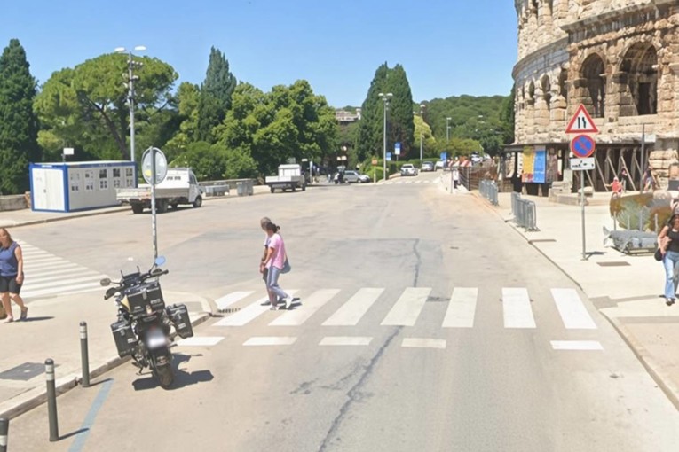 Snimljen kako u Puli dok vozi romobil vrijeđa stranca. Policija ga pronašla