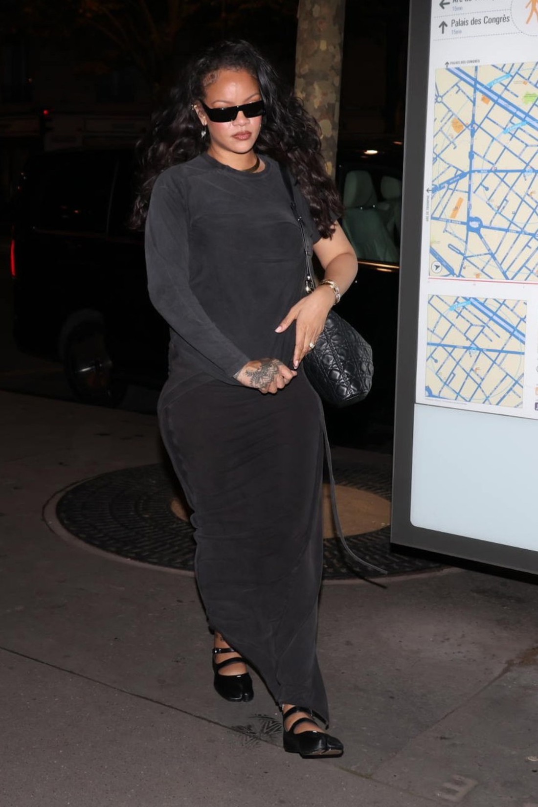 Rihanna pokazala kako asimetrija može transformirati potpuno crni outfit