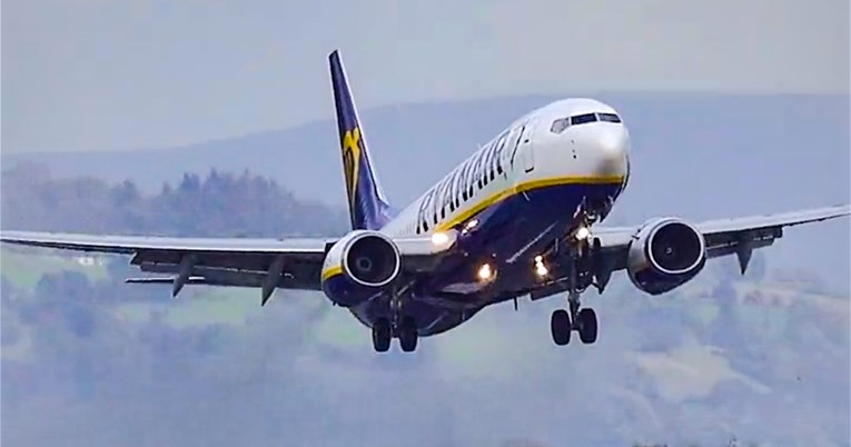 VIDEO Borba Ryanairova aviona s olujom, nije mogao sletjeti