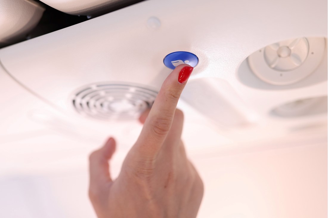 Stjuardi otkrili što misle o ljudima koji koriste tipku za pozivanje osoblja u avionu