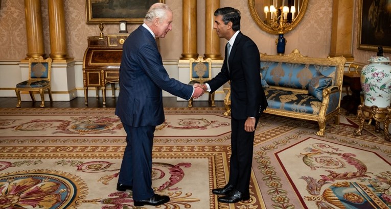 Moraju li britanski premijeri zaista ljubiti ruku kralju?