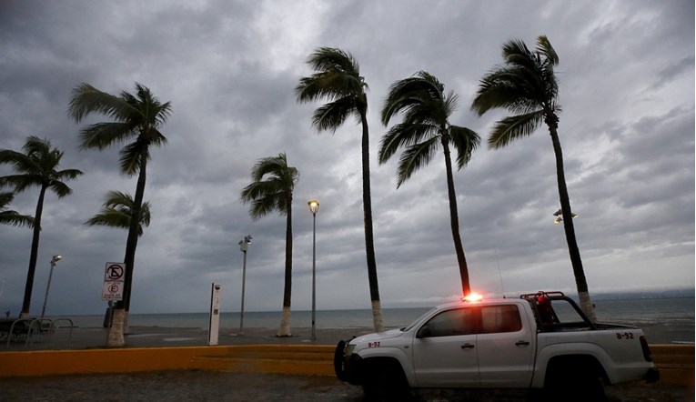 Lidia, uragan četvrte kategorije, prijeti zapadnoj obali Meksika. Moguće poplave