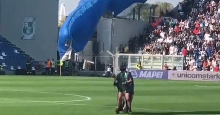 VIDEO Padobranom se spustio na teren usred utakmice Sassuolo - Inter