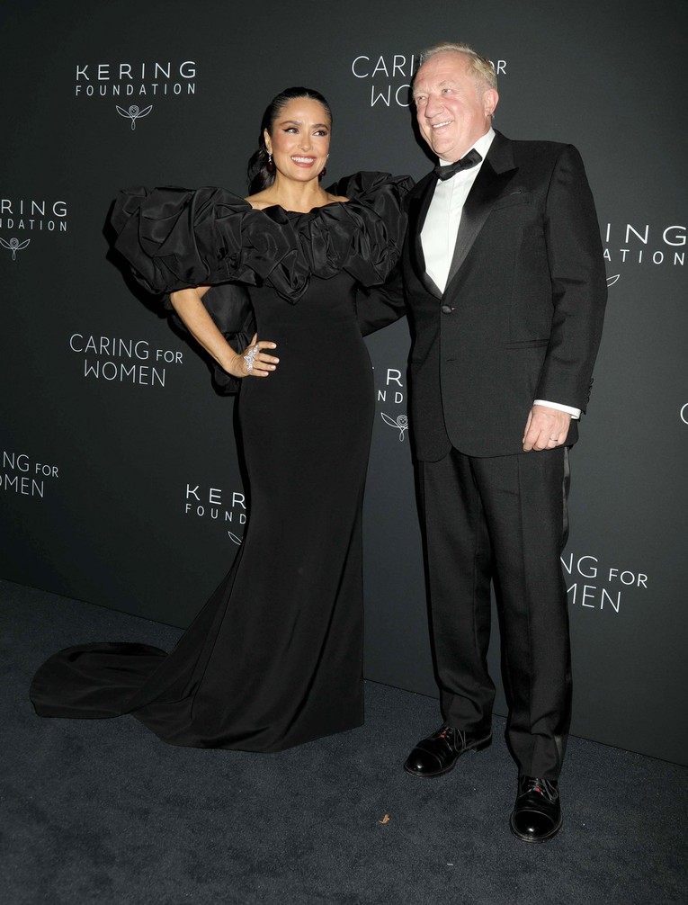 Salma Hayek privlačila poglede u crnoj haljini, društvo joj pravio suprug