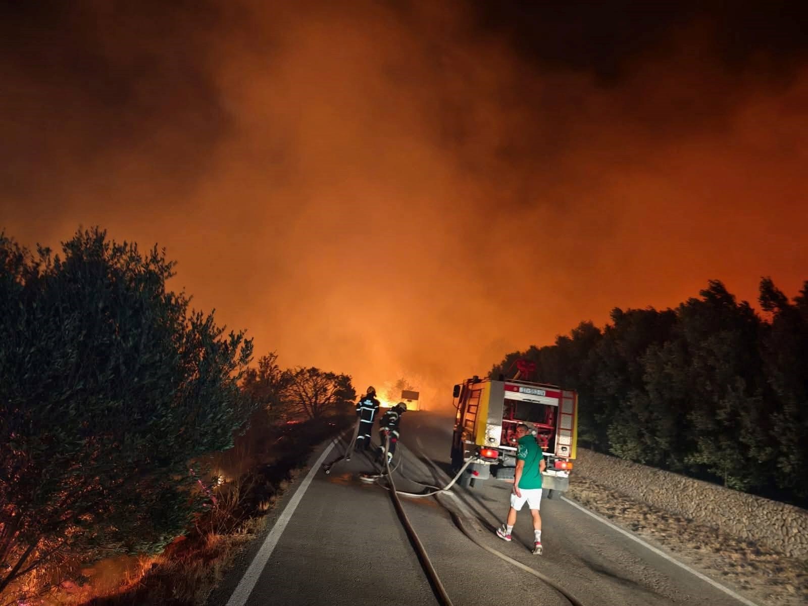 Vatrogasci cijelu noć dežurali u Bolu, jedan se nagutao dima