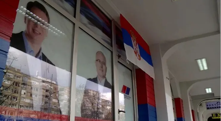 VIDEO U Novom Sadu prosvjednici bacali jaja na prostorije Vučićeve stranke