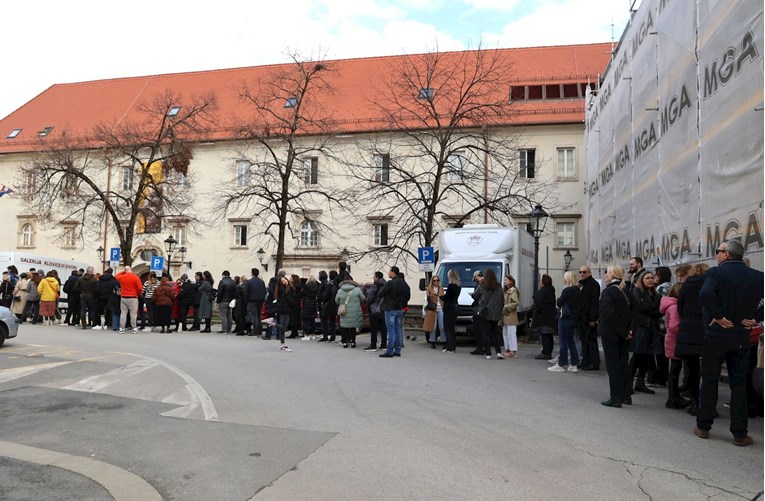 VIDEO Pogledajte gužvu koja je danas nastala ispred Klovićevih dvora zbog izložbe 