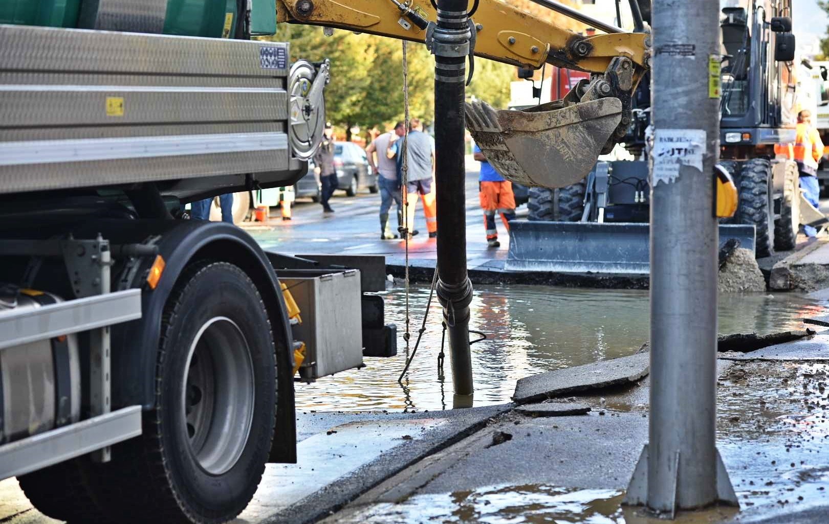 Vatrogasci saniraju novo puknuće cijevi u Zagrebu