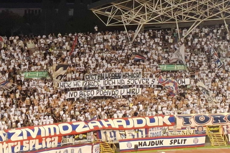 FOTO Torcida posvetila transparent Ivi Begi, preminuloj legendi Hajduka