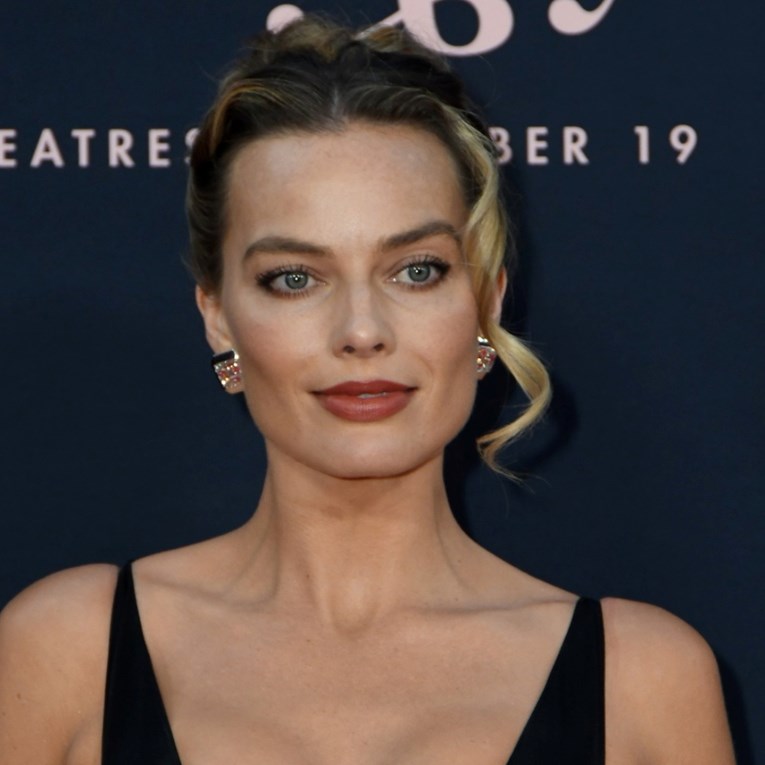 Margot Robbie zablistala u haljini s korzetom i visokim prorezima