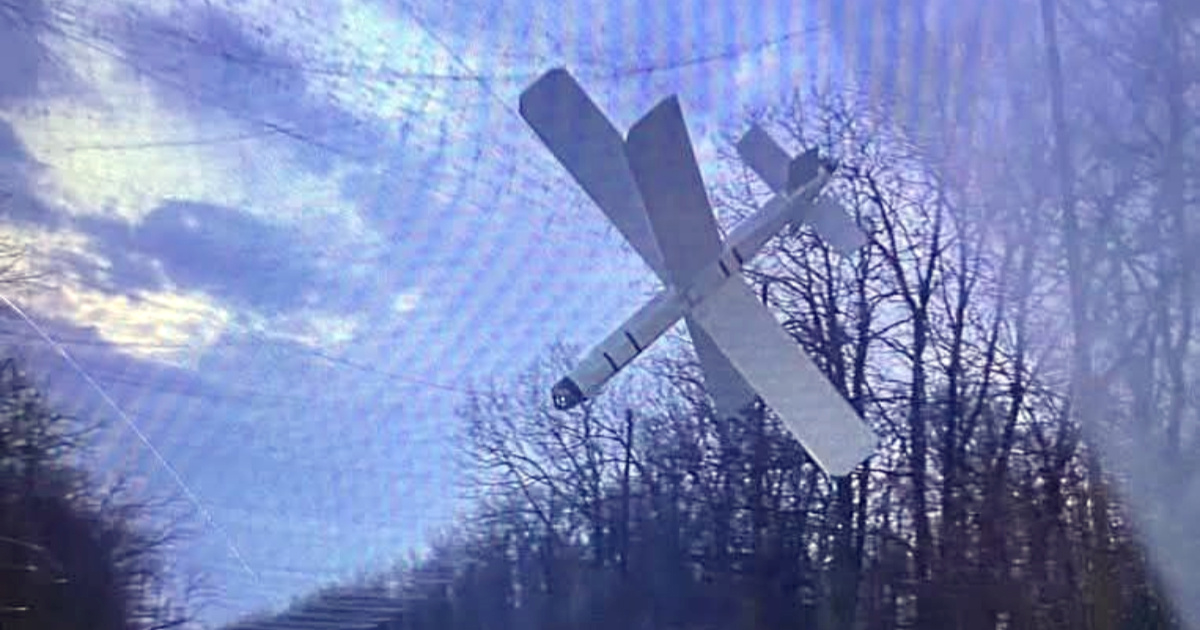 FOTO Ruski dron završio u zaštitnoj mreži nad cestom u Ukrajini