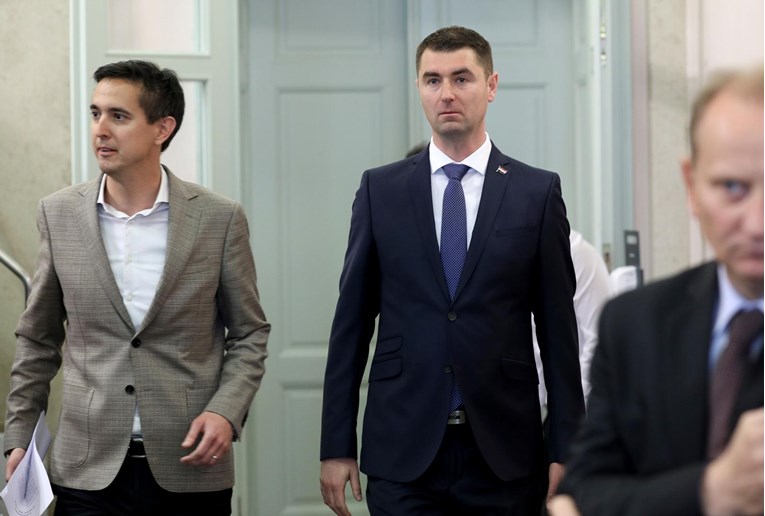 VIDEO Prisegnuli novi ministri, među njima i onaj Filipović. Piletić spominjao sveca