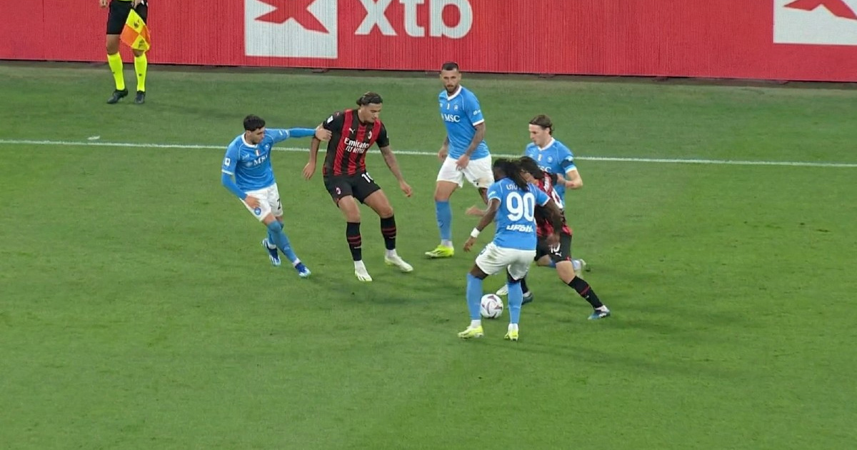 Tri igrača Napolija opkolila su Modrića. Slijedila je majstorija hrvatske legende