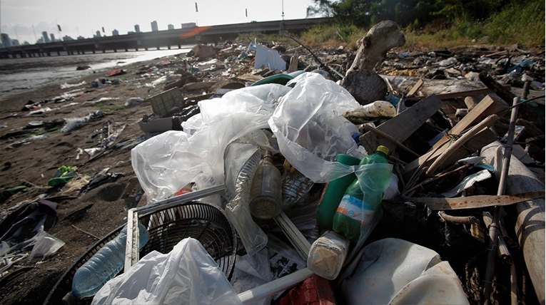 Traže se rješenja za problem zagađenja plastikom. "Recikliranje je lažna opcija"