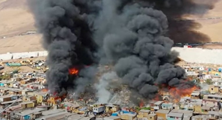 VIDEO Ogroman požar u siromašnoj četvrti u Čileu, izgorjelo najmanje 100 kuća