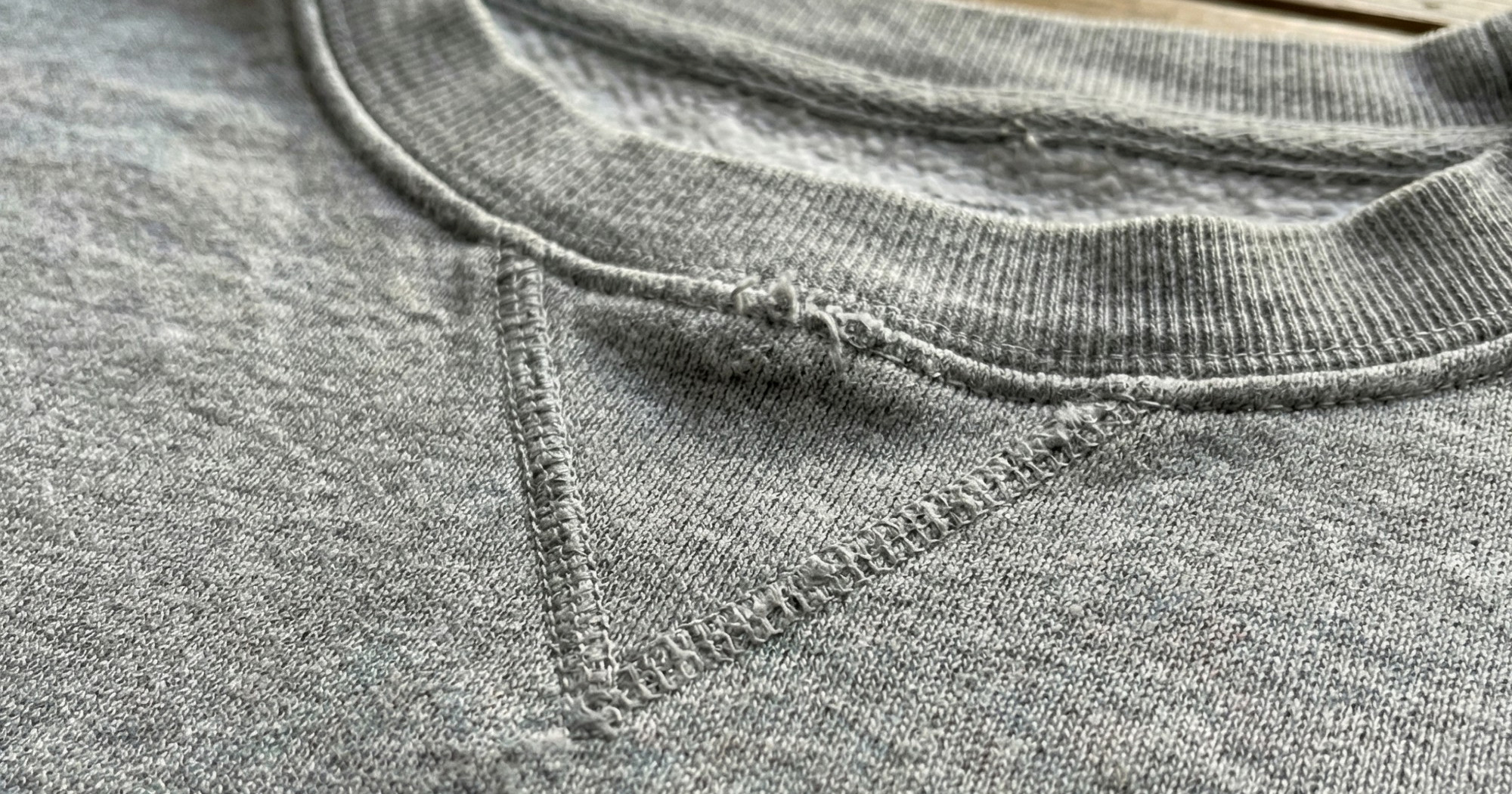 Zašto vaša dukserica ima onaj V-šav ispod ovratnika? (Zaista ima svrhu)