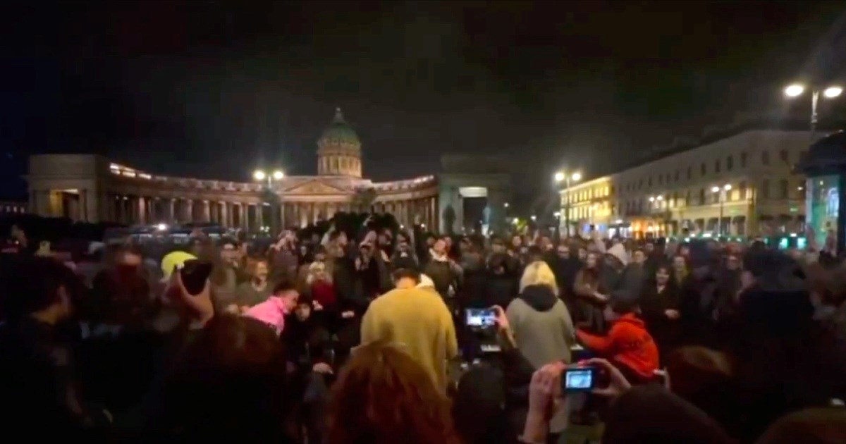 Ruska pjevačica (18) na ulici pjevala protiv Putina, pridružili se mladi. Uhićena je