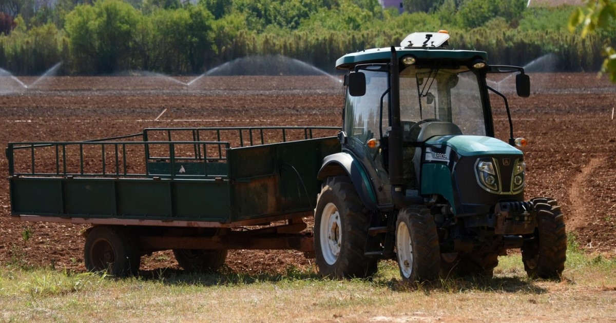Kod Varaždina poginuo muškarac, traktor se prevrnuo na nizbrdici i poklopio ga