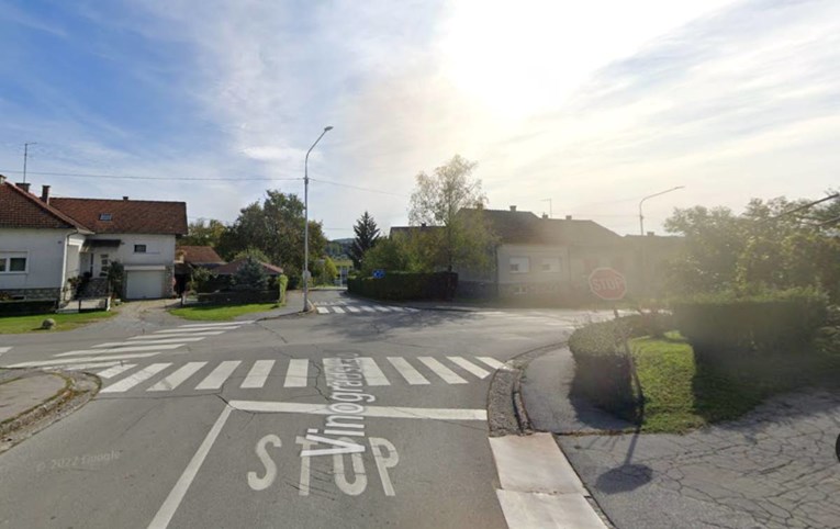 Vozač (81) u Daruvaru prošao kroz križanje bez zaustavljanja, udario u drvo. Umro je